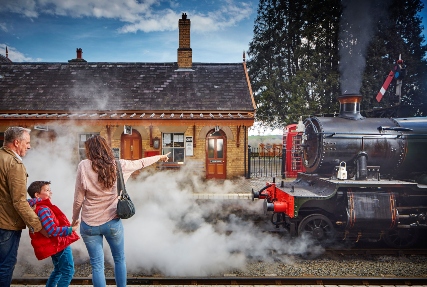 Family discovering the steam trains at Severn Valley Railway